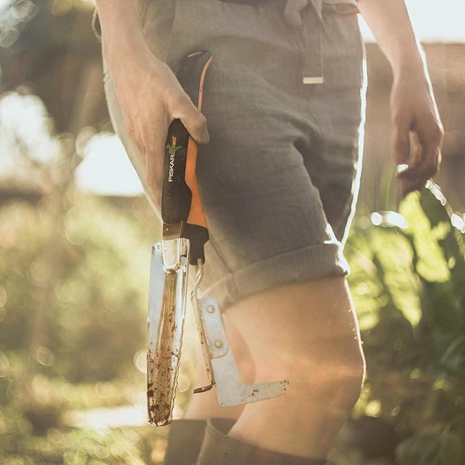 Fiskars Xact Hand Weeder, Garden Tool, Stainless Steel Blade with Sharpened and Serrated Edge for All Gardening Tasks, SoftGrip Handle