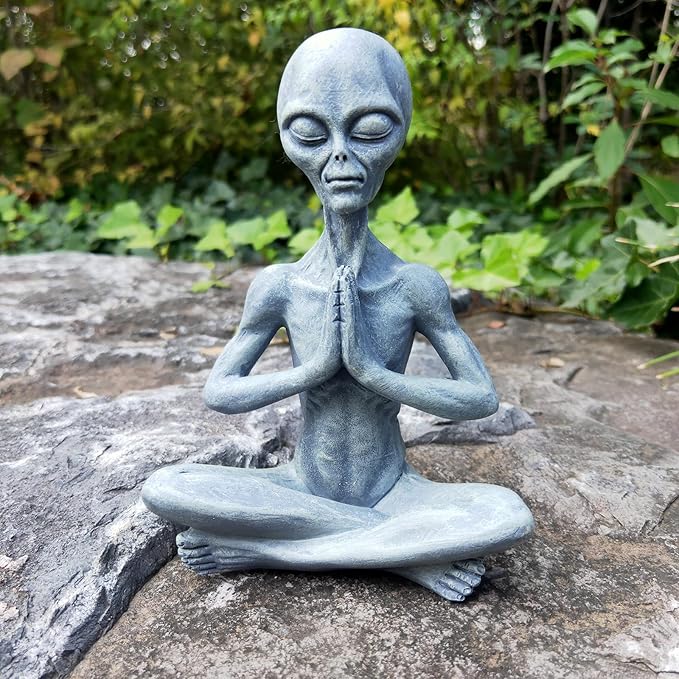 Yoga Alien Statue, Sci-fi Outer Space UFO Alien Figure, Resin Medition Alien Home Office Bookshelf Decor Sculpture, 6.3" H
