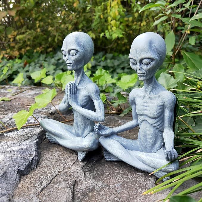Yoga Alien Statue, Sci-fi Outer Space UFO Alien Figure, Resin Medition Alien Home Office Bookshelf Decor Sculpture, 6.3" H